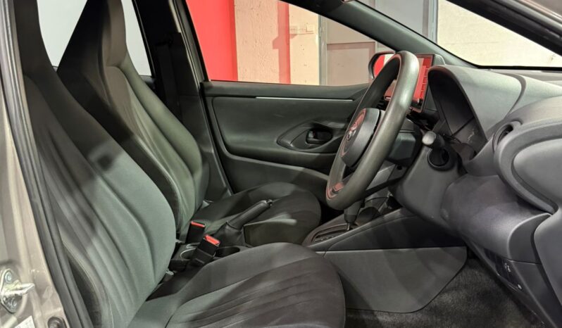 
								2021 TOYOTA YARIS full									