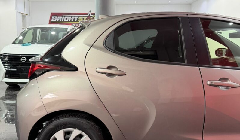 
								2021 TOYOTA YARIS full									