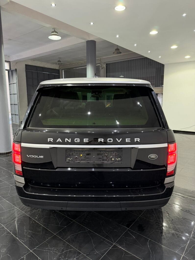 
								2015 Land Rover Range Rover Vogue full									