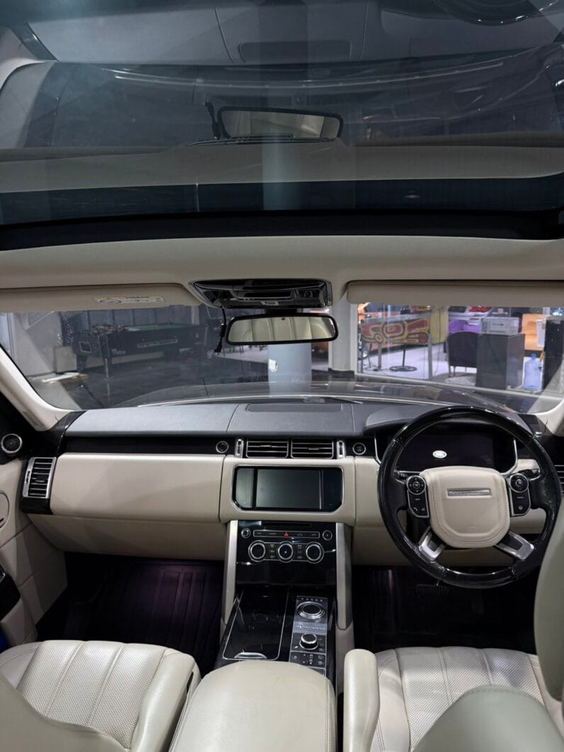 
								2015 Land Rover Range Rover Vogue full									