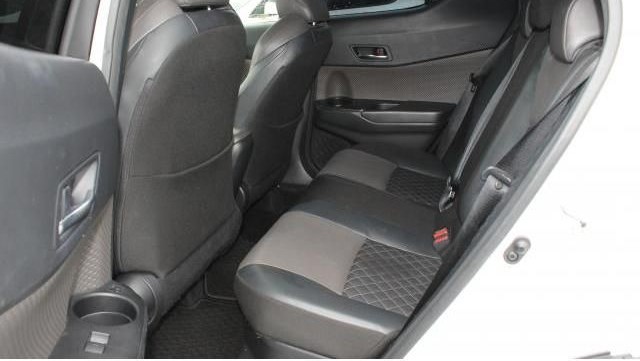 
								2022 Toyota C-HR G full									