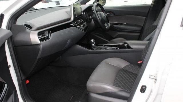
								2022 Toyota C-HR G full									