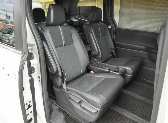 
								2023 TOYOTA NOAH S-Z full									